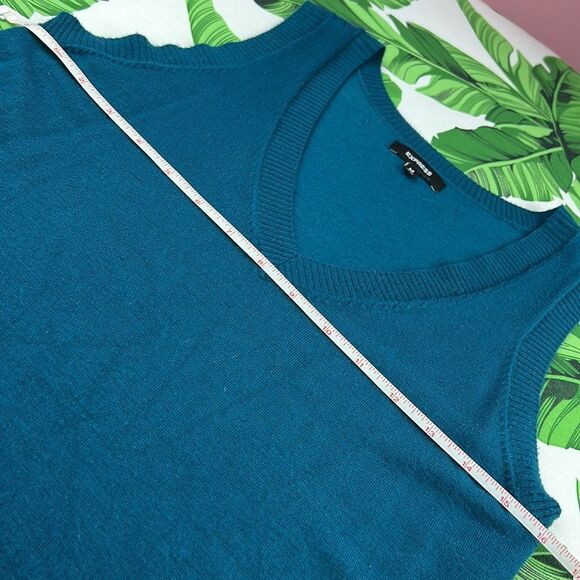 Express Women’s V-Neck Sweater Vest - Picture 5 of 6